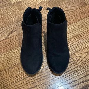 Old navy, size 12 toddler. Black cut out booties.